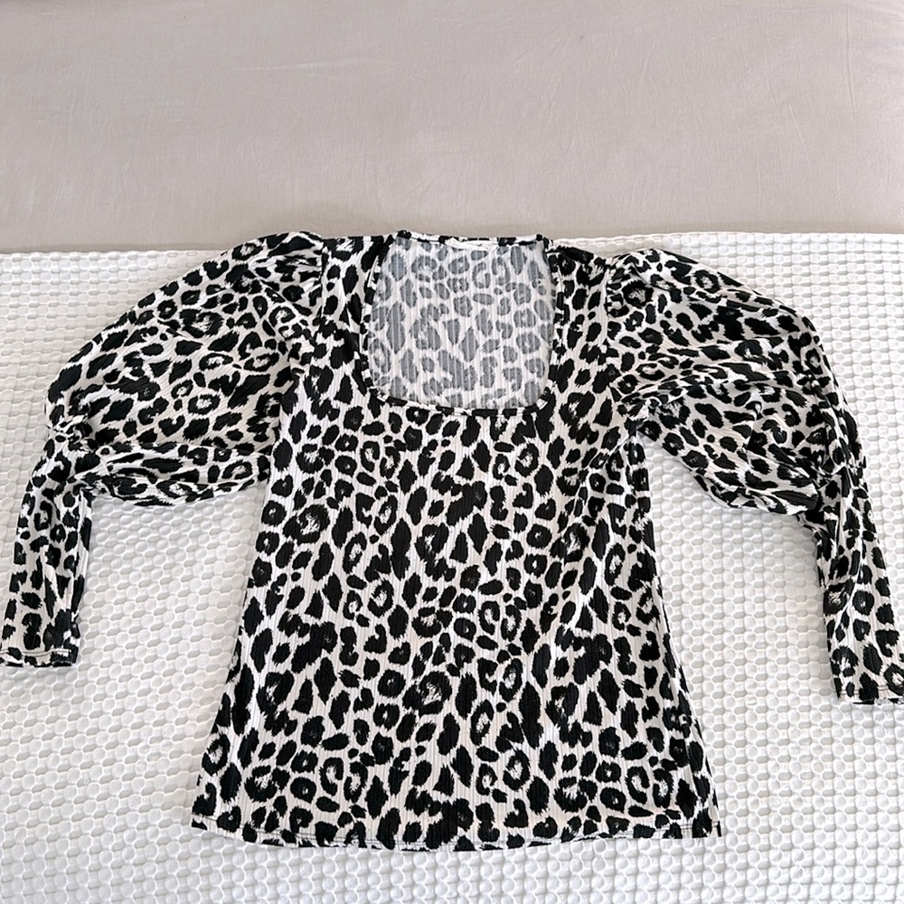 Vine & Love Women’s Size M Black and White Balloon Sleeve Top with Tapered Cuffs